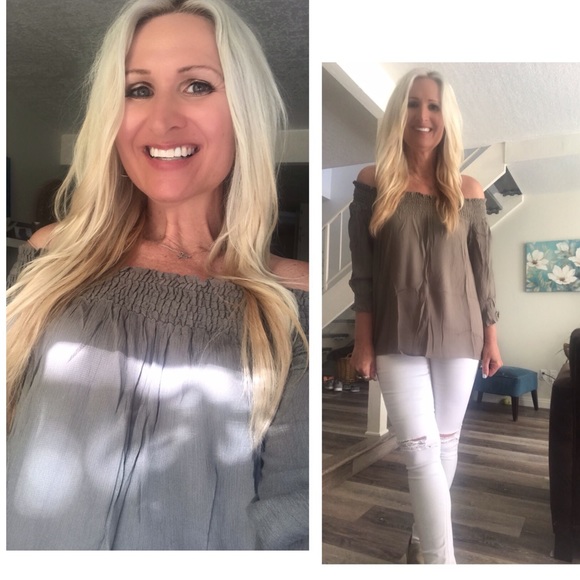 ☕️Beautiful Off the Shoulder Top🌟 - Picture 2 of 3